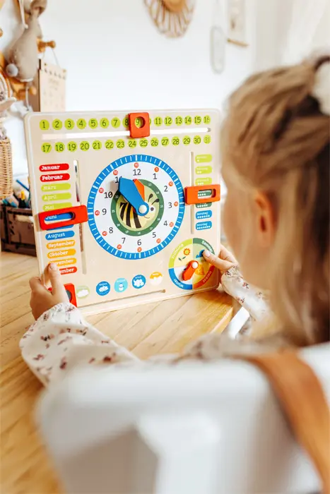 4765_legler_small_foot_Lerntafel_Datum_Uhr_und_Jahreszeiten_DE_Bloggerbild_a.webp